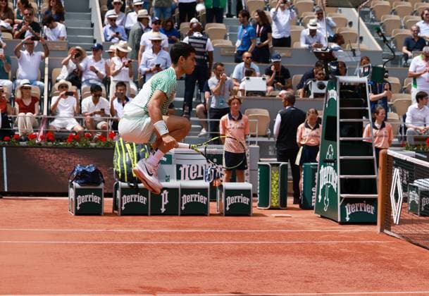 (230609) -- PARIS, June 9, 2023 -- Carlos Alcaraz of Spain warms up prior to the men s singles semifinals between Novak Djokovic of Serbia and Carlos Alcaraz of Spain at the French Open tennis tournament at Roland Garros in Paris, France, June 9, 2023. ) (SP)FRANCE-PARIS-TENNIS-ROLAND GARROS-FRENCH OPEN-MEN S SINGLES GaoxJing 