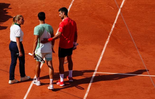 Sport Bilder des Tages Mandatory Credit: Photo by Javier Garcia Shutterstock (13949278s) The umpire and Novak Djokovic check on the fitness of Carlos Alcaraz after an injury early in the third set French Open Tennis, Day 13, Roland Garros, Paris, France - 09 June 2023 French Open Tennis, Day 13, Roland Garros, Paris, France - 09 June 2023  Copyright: xJavierxGarcia Shutterstockx 13949278s