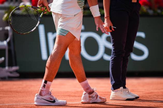 French Open, Roland Garros: Carlos Alcaraz Garfia - Novak Djokovic Paris, Frankrike 20230609. Carlos Alcaraz Garfia med utfordringer under semifinalen i tennis mellom Carlos Alcaraz Garfia fra Spania og Novak Djokovic fra Serbia under Roland-Garros-turneringen i Paris. Foto: Beate Oma Dahle NTB Paris Frankrike EDITORIAL USE ONLY. RESTRICTED USE FOR BETTING COMPANIES Ref:_SPO_BNC0259401210st.jpg  Copyright: xBeatexOmaxDahlex xNTBx