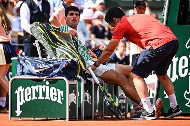 June 9, 2023, Paris, France, France: Carlos ALCARAZ of Spain receives medical treatment during the thirteenth day of Roland-Garros 2023, French Open 2023, Grand Slam tennis tournament at the Roland-Garros Stadium on June 09, 2023 in Paris, France. Paris France - ZUMAm308 20230609_zsp_m308_015 Copyright: xMatthieuxMirvillex