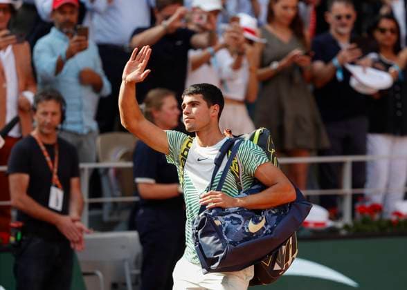 Carlos Alcaraz waves and says goodbye to spectators, fans after defeat, mens singles, semifinals Copyright: xJuergenxHasenkopfx