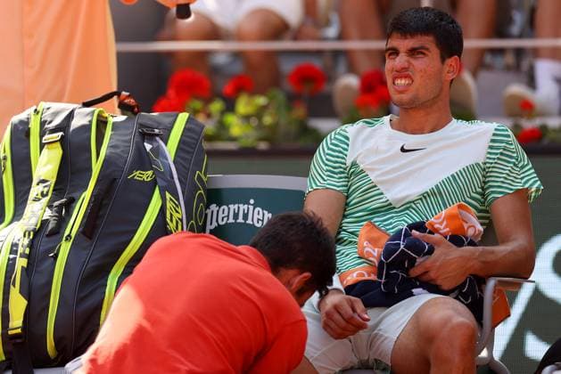 Mandatory Credit: Photo by Ella Ling Shutterstock (13949275bd) Carlos Alcaraz of Spain receives treatment as he suffers from cramp French Open Tennis, Day 13, Roland Garros, Paris, France - 09 June 2023 French Open Tennis, Day 13, Roland Garros, Paris, France - 09 June 2023  Copyright: xEllaxLing Shutterstockx 13949275bd
