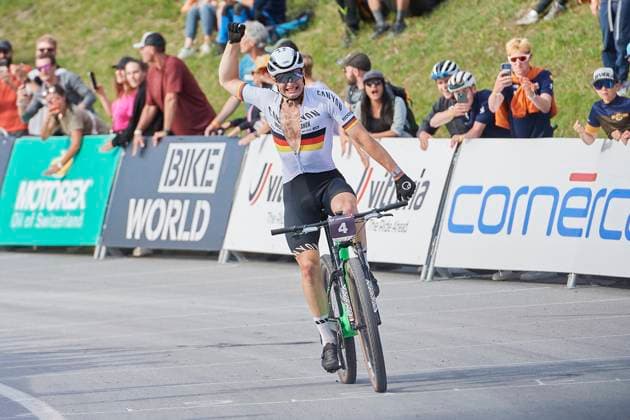 Bilder des Jahres 2023, Sport 06 Juni Sport Themen der Woche KW23 2023 UCI Mountain Bike World Series XCC World Cup Men Elite, Lenzerheide, Schweiz Lenzerheide, Schweiz. 9. Juni 2023. Zieleinfahrt des Siegers SCHWARZBAUER Luca CANYON CLLCTV im Cross Country Short Track der Herren Elite am UCI Mountain Bike World Series World Cup 2023 in Lenzerheide. *** 2023 UCI Mountain Bike World Series XCC World Cup Men Elite, Lenzerheide, Switzerland Lenzerheide, Switzerland 9 June 2023 Finish of the winner SCHWARZBAUER Luca CANYON CLLCTV in the Cross Country Short Track Men Elite at the UCI Mountain Bike World Series World Cup 2023 in Lenzerheide