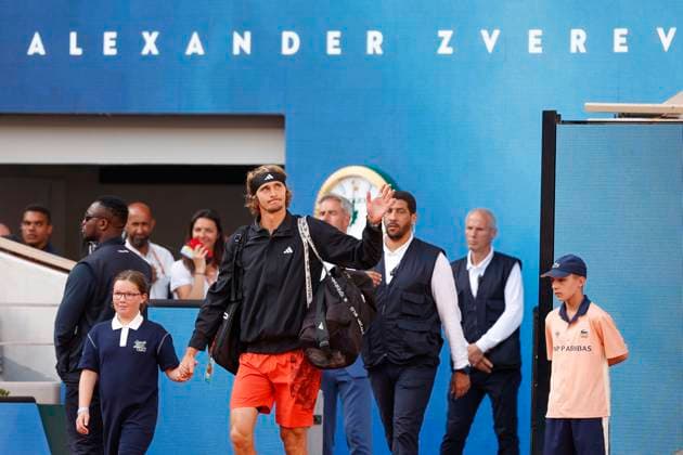 Alexander Zverev enters the court Philippe Chatrier, semifinals, mens singles Copyright: xJuergenxHasenkopfx