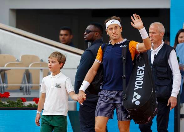 Casper Ruud enters the court Philippe Chatrier, semifinals, mens singles Copyright: xJuergenxHasenkopfx