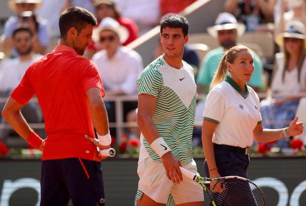 Mandatory Credit: Photo by Ella Ling Shutterstock (13949275dd) Carlos Alcaraz of Spain with Novak Djokovic and the umpire as he suffers from cramp French Open Tennis, Day 13, Roland Garros, Paris, France - 09 June 2023 French Open Tennis, Day 13, Roland Garros, Paris, France - 09 June 2023  Copyright: xEllaxLing Shutterstockx 13949275dd