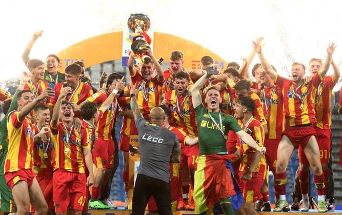 Sport Themen der Woche KW23 Sport Bilder des Tages Foto Spada LaPresse 09 giugno 2023 - Reggio Emilia , Italia - calcio - Fiorentina vs Lecce - Finali scudetto Primavera 1 2022 2023 - Stadio Mapei . Nella foto: i festeggiamenti della squadra vincitrice June 09 , 2023 Reggio Emilia , Italy - sport, calcio - Fiorentina vs Lecce - Finals Primavera 1 2022 2023 - Mapei Stadium . In the pic: Lecce s players celebrate winning the trophy  Copyright: xSpada LaPressex
