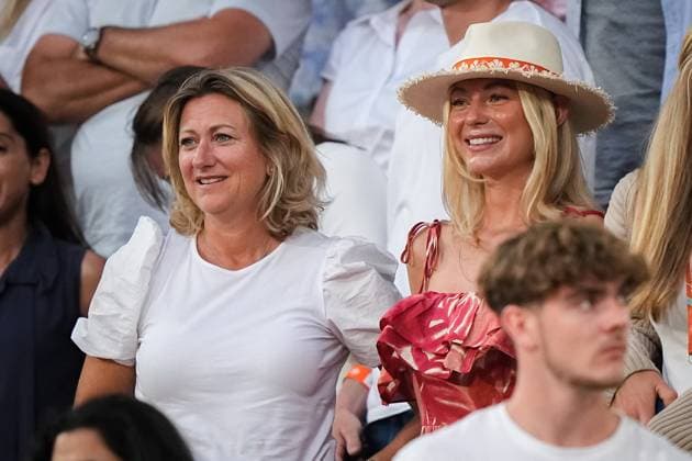 French Open, Roland Garros: Casper Ruud - Alexander Zverev Paris, Frankrike 20230609. Casper Ruuds mor Trude Ruud (t.v.) og kjaereste Maria Galligani (t.h.) smiler pa tribunen etter Casper Ruuds seier mot Alexander Zverev fra Tyskland i semifinalen i tennis under Roland-Garros-turneringen i Paris. Foto: Beate Oma Dahle NTB Paris Frankrike EDITORIAL USE ONLY. RESTRICTED USE FOR BETTING COMPANIES Ref:_SPO_BNCLtwVvA_oREk.jpg  Copyright: xBeatexOmaxDahlex xNTBx