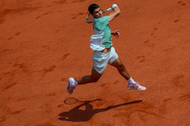 Roland Garros 2023 - Day 13 Carlos Alcaraz returns the ball against Novak Djokovic at Roland Garros Grand Slam Tournament - Day 13 on June 09, 2023 in Paris, France. Paris France  Copyright: xRobertxSzaniszlox originalFilename:szaniszlo-notitle230610_np4sJ.jpg