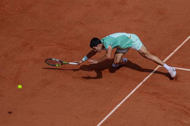 Roland Garros 2023 - Day 13 Carlos Alcaraz returns the ball against Novak Djokovic at Roland Garros Grand Slam Tournament - Day 13 on June 09, 2023 in Paris, France. Paris France  Copyright: xRobertxSzaniszlox originalFilename:szaniszlo-notitle230610_npQh5.jpg
