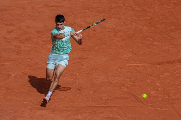 Roland Garros 2023 - Day 13 Carlos Alcaraz returns the ball against Novak Djokovic at Roland Garros Grand Slam Tournament - Day 13 on June 09, 2023 in Paris, France. Paris France  Copyright: xRobertxSzaniszlox originalFilename:szaniszlo-notitle230610_npyBv.jpg