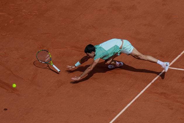 Roland Garros 2023 - Day 13 Carlos Alcaraz returns the ball against Novak Djokovic at Roland Garros Grand Slam Tournament - Day 13 on June 09, 2023 in Paris, France. Paris France  Copyright: xRobertxSzaniszlox originalFilename:szaniszlo-notitle230610_nphD8.jpg