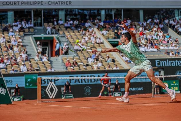 Roland Garros 2023 - Day 13 Carlos Alcaraz returns the ball against Novak Djokovic at Roland Garros Grand Slam Tournament - Day 13 on June 09, 2023 in Paris, France. Paris France  Copyright: xRobertxSzaniszlox originalFilename:szaniszlo-notitle230610_np4eh.jpg