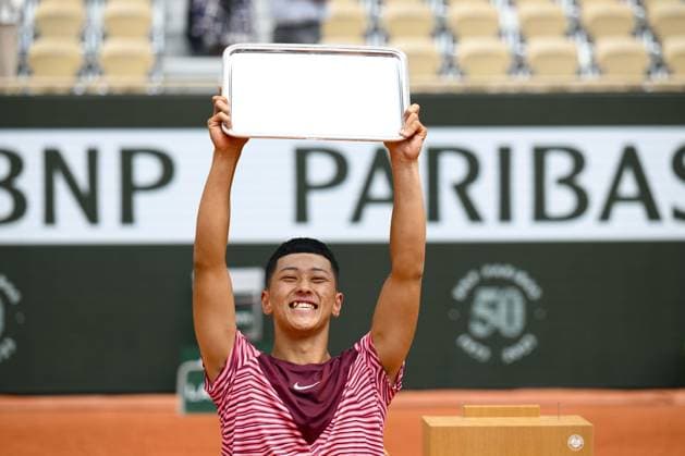 Tokito Oda (Jpn) brandissant le trophee du vainqueur TENNIS : Roland Garros 2023 - Finale Hommes Wheelchair - Paris - 10 06 2023 JBAutissier Panoramic 