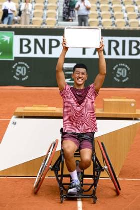 Tokito Oda (Jpn) brandissant le trophee du vainqueur TENNIS : Roland Garros 2023 - Finale Hommes Wheelchair - Paris - 10 06 2023 JBAutissier Panoramic 