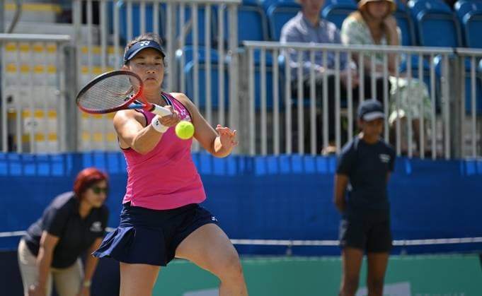 Yuriko Lily Miyazaki (GBR) playing Katie Swan (GBR) in the semi finals of the W100 Surbiton Trophy during day 6 of the Surbiton Trophy, at Surbiton Lawn Tennis Club, Surbiton, England on the 10th June 2023. Copyright: xAlanxStanfordx PMI-5587-0077