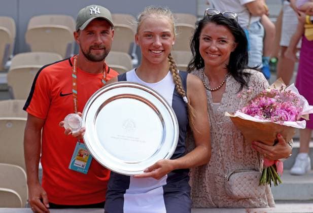 Mandatory Credit: Photo by Ella Ling Shutterstock (13949287a) Alina Korneeva of Russia celebrates with the trophy and her Mum and coach French Open Tennis, Day 14, Roland Garros, Paris, France - 10 June 2023 French Open Tennis, Day 14, Roland Garros, Paris, France - 10 June 2023  Copyright: xEllaxLing Shutterstockx 13949287a