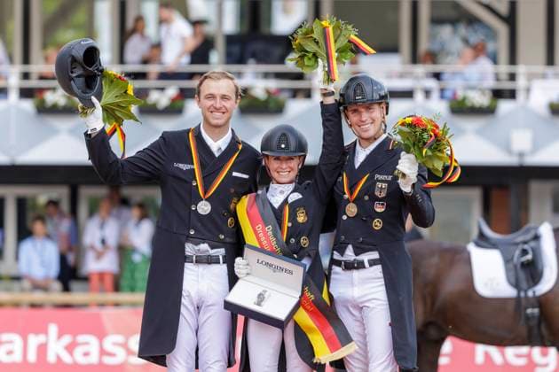 Bilder des Jahres 2023, Sport 06 Juni Sport Themen der Woche KW23 BALVE - Longines Optimum 2023, BALVE - Longines Optimum 2023 ROTHENBERGER Soenke (GER), BREDOW-WERNDL Jessica von (GER), WANDRES Frederic (GER) Siegerehrung Meisterehrung Grand Prix Special Deutsche Meisterschaft Dressur 2023 Preis der Klaus Rheinberger Stiftung Balve, Reitanlage Schloss Wocklum 10. June 2023 - *** BALVE Longines Optimum 2023, BALVE Longines Optimum 2023 ROTHENBERGER Soenke GER , BREDOW WERNDL Jessica von GER , WANDRES Frederic GER Award Ceremony Grand Prix Special German Championship Dressage 2023 Prize of the Klaus Rheinberger Foundation Balve, Reitanlage Schloss Wocklum 10 June 2023