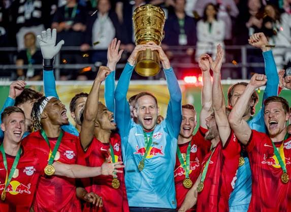 Leipzigs Torwart Torhueter Peter Gulacsi stemmt den Pokal in die Hoehe. DFB-Pokalfinale 2023 Eintracht Frankfurt - RB Leipzig 0:2. 3. Juni 2023 Olympiastadion, Berlin. SG Eintracht Frankfurt - RB Leipzig 0:2 *** Leipzig goalkeeper Peter Gulacsi lifts the cup DFB Cup Final 2023 Eintracht Frankfurt RB Leipzig 0 2 3 June 2023 Olympiastadion, Berlin SG Eintracht Frankfurt RB Leipzig 0 2