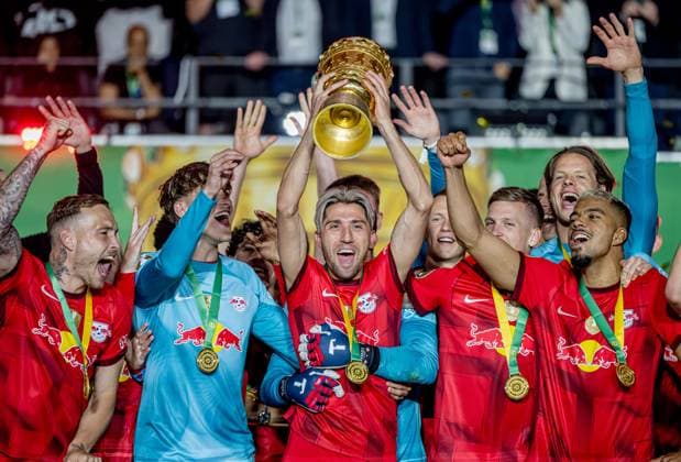 Leipzigs Kevin Kampl lifts the cup DFB Cup Final 2023 Eintracht Frankfurt RB Leipzig 0 2 3 June 2023 Olympiastadion, Berlin SG Eintracht Frankfurt RB Leipzig 0 2