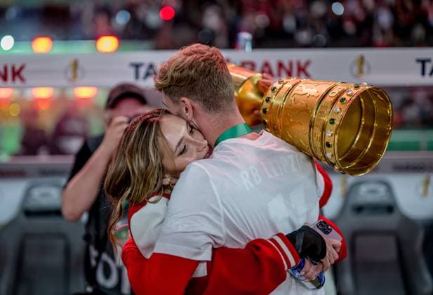 Leipzigs Timo Werner and his girlfriend Paula Lense cheer with the cup after the match DFB Pokalfinale 2023 Eintracht Frankfurt RB Leipzig 0 2 3 June 2023 Olympiastadion, Berlin SG Eintracht Frankfurt RB Leipzig 0 2