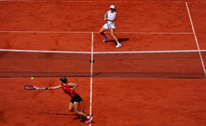 Mandatory Credit: Photo by Javier Garcia Shutterstock (13949279y) Iga Swiatek passes Karolina Muchova at the net in the first set during the singles final French Open Tennis, Day 14, Roland Garros, Paris, France - 10 June 2023 French Open Tennis, Day 14, Roland Garros, Paris, France - 10 June 2023  Copyright: xJavierxGarcia Shutterstockx 13949279y
