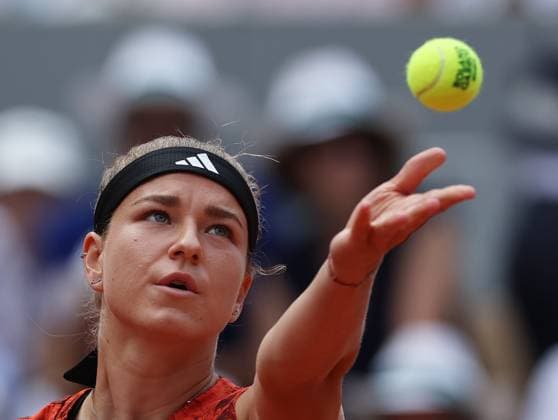 (230610) -- PARIS, June 10, 2023 -- Karolina Muchova of the Czech Republic serves during the women s singles final against Iga Swiatek of Poland at the French Open tennis tournament at Roland Garros in Paris, France, June 10, 2023. ) (SP)FRANCE-PARIS-TENNIS-ROLAND GARROS-FRENCH OPEN-WOMEN S SINGLES-FINAL GaoxJing 