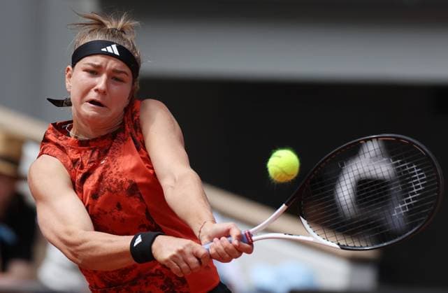 (230610) -- PARIS, June 10, 2023 -- Karolina Muchova of the Czech Republic hits a return during the women s singles final against Iga Swiatek of Poland at the French Open tennis tournament at Roland Garros in Paris, France, June 10, 2023. ) (SP)FRANCE-PARIS-TENNIS-ROLAND GARROS-FRENCH OPEN-WOMEN S SINGLES-FINAL GaoxJing 