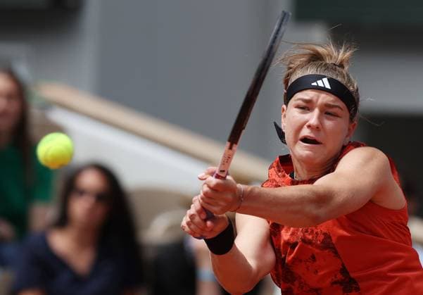 (230610) -- PARIS, June 10, 2023 -- Karolina Muchova of the Czech Republic hits a return during the women s singles final against Iga Swiatek of Poland at the French Open tennis tournament at Roland Garros in Paris, France, June 10, 2023. ) (SP)FRANCE-PARIS-TENNIS-ROLAND GARROS-FRENCH OPEN-WOMEN S SINGLES-FINAL GaoxJing 