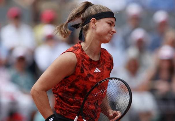 (230610) -- PARIS, June 10, 2023 -- Karolina Muchova of the Czech Republic reacts during the women s singles final against Iga Swiatek of Poland at the French Open tennis tournament at Roland Garros in Paris, France, June 10, 2023. ) (SP)FRANCE-PARIS-TENNIS-ROLAND GARROS-FRENCH OPEN-WOMEN S SINGLES-FINAL GaoxJing 