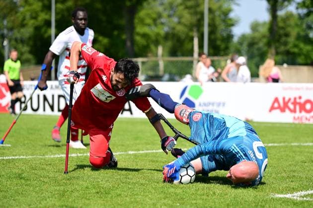 Sport I Mixed I Season 2022 2023 I Amputee Football Bundesliga I 3 Matchday I 1 FSV Mainz 05 Fortuna Düsseldorf I 10 06 2023 Emrah Akdemir 11, 1 FSV Mainz 05 against the goalkeeper of Fortuna Düsseldorf No name available Hamburg Paul Hauenschild Sportanlage Schleswig Holstein Germany Copyright: xLobeca FelixxSchlikisx