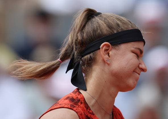 (230610) -- PARIS, June 10, 2023 -- Karolina Muchova of the Czech Republic reacts during the women s singles final against Iga Swiatek of Poland at the French Open tennis tournament at Roland Garros in Paris, France, June 10, 2023. ) (SP)FRANCE-PARIS-TENNIS-ROLAND GARROS-FRENCH OPEN-WOMEN S SINGLES-FINAL GaoxJing 