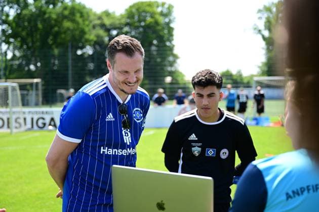 Sport I Mixed I Season 2022 2023 I Amputee Football Bundesliga I 3 Matchday I Miscellaneous I 10 06 2023 Marcell Jansen with Majed Sajid 9, SG Nord Ost look at the goal of Majed Sajid 9, SG Nord Ost Hamburg Paul Hauenschild Sportanlage Schleswig Holstein Germany Copyright: xLobeca FelixxSchlikisx