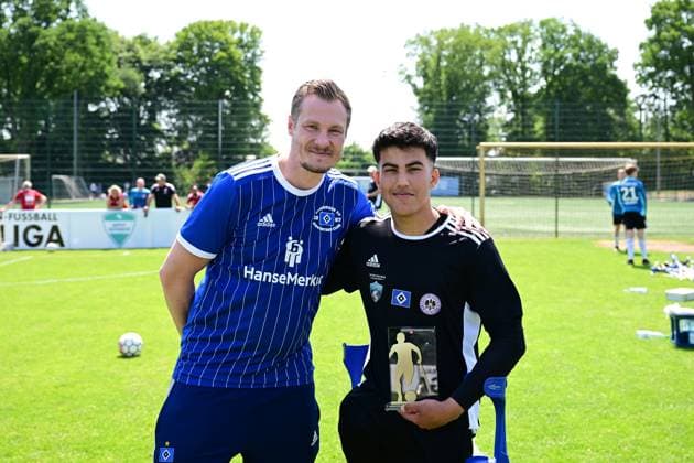 Sport I Mixed I Season 2022 2023 I Amputee Football Bundesliga I 3 Matchday I Miscellaneous I 10 06 2023 Marcell Jansen with Majed Sajid 9, SG Nord Ost Award Goal of the Matchday for Majed Sajid 9, SG Nord Ost Hamburg Paul Hauenschild Sportanlage Schleswig Holstein Germany Copyright: xLobeca FelixxSchlikisx