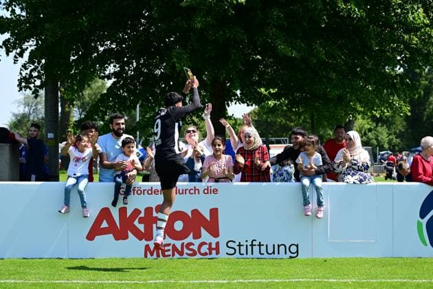 Sport I Mixed I Season 2022 2023 I Amputee Football Bundesliga I 3 Matchday I Miscellaneous I 10 06 2023 Jubilation, enthusiasm, euphoria, joy, happiness, cheerfulness at Majed Sajid 9, SG Nord Ost and his family and friends Hamburg Paul Hauenschild Sportanlage Schleswig Holstein Germany Copyright: xLobeca FelixxSchlikisx