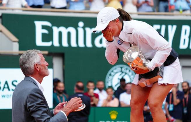 Mandatory Credit: Photo by Javier Garcia Shutterstock (13949279ak) French Tennis Federation President Gilles Morreton hands the lid of the Suzanne Lenglen trophy back to Iga Swiatek after she dropped it after winning the Ladies Singles French Open Tennis, Day 14, Roland Garros, Paris, France - 10 June 2023 French Open Tennis, Day 14, Roland Garros, Paris, France - 10 June 2023  Copyright: xJavierxGarcia Shutterstockx 13949279ak