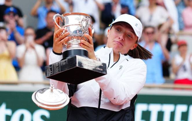 Mandatory Credit: Photo by Javier Garcia Shutterstock (13949279al) Iga Swiatek drops the lid of the Suzanne Lenglen trophy after winning the French Open French Open Tennis, Day 14, Roland Garros, Paris, France - 10 June 2023 French Open Tennis, Day 14, Roland Garros, Paris, France - 10 June 2023  Copyright: xJavierxGarcia Shutterstockx 13949279al