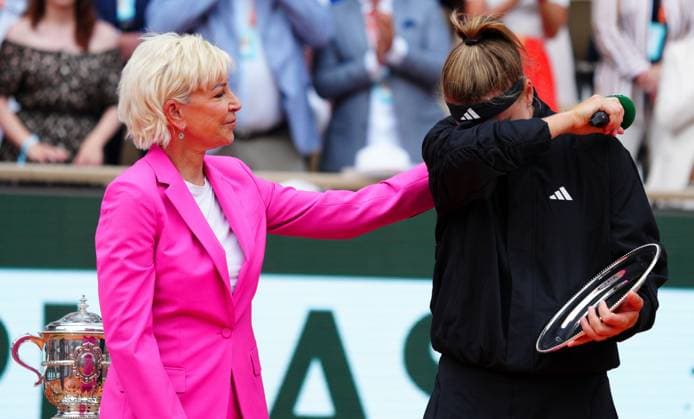 Mandatory Credit: Photo by Javier Garcia Shutterstock (13949279am) Chris Evert comforts an emotional runner up Karolina Muchova French Open Tennis, Day 14, Roland Garros, Paris, France - 10 June 2023 French Open Tennis, Day 14, Roland Garros, Paris, France - 10 June 2023  Copyright: xJavierxGarcia Shutterstockx 13949279am