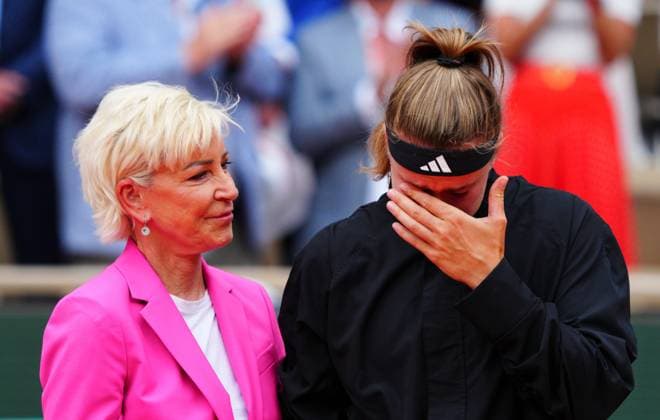 Mandatory Credit: Photo by Javier Garcia Shutterstock (13949279an) Chris Evert comforts an emotional runner up Karolina Muchova French Open Tennis, Day 14, Roland Garros, Paris, France - 10 June 2023 French Open Tennis, Day 14, Roland Garros, Paris, France - 10 June 2023  Copyright: xJavierxGarcia Shutterstockx 13949279an