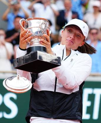 Mandatory Credit: Photo by Javier Garcia Shutterstock (13949279ar) Iga Swiatek drops the lid of the Suzanne Lenglen trophy after winning the French Open French Open Tennis, Day 14, Roland Garros, Paris, France - 10 June 2023 French Open Tennis, Day 14, Roland Garros, Paris, France - 10 June 2023  Copyright: xJavierxGarcia Shutterstockx 13949279ar