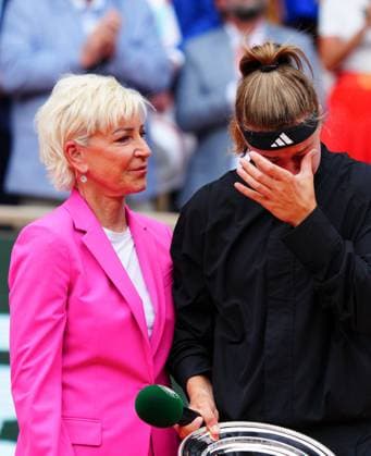 Mandatory Credit: Photo by Javier Garcia Shutterstock (13949279as) Chris Evert comforts an emotional runner up Karolina Muchova French Open Tennis, Day 14, Roland Garros, Paris, France - 10 June 2023 French Open Tennis, Day 14, Roland Garros, Paris, France - 10 June 2023  Copyright: xJavierxGarcia Shutterstockx 13949279as