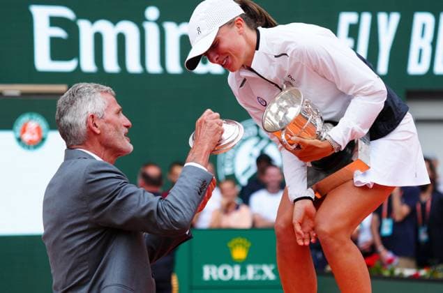 Mandatory Credit: Photo by Javier Garcia Shutterstock (13949279au) French Tennis Federation President Gilles Morreton hands the lid of the Suzanne Lenglen trophy back to Iga Swiatek after she dropped it after winning the Ladies Singles French Open Tennis, Day 14, Roland Garros, Paris, France - 10 June 2023 French Open Tennis, Day 14, Roland Garros, Paris, France - 10 June 2023  Copyright: xJavierxGarcia Shutterstockx 13949279au