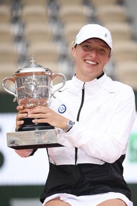 Iga Swiatek (Pol) brandissant le trophee TENNIS : Roland Garros 2023 - Finale Dames - Paris - 10 06 2023 JBAutissier Panoramic 