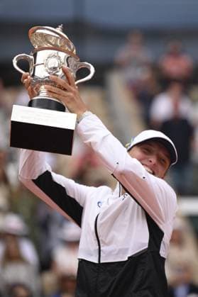 Iga Swiatek (Pol) brandissant le trophee au moment ou le couvercle glisse et tombe au sol TENNIS : Roland Garros 2023 - Finale Dames - Paris - 10 06 2023 JBAutissier Panoramic 