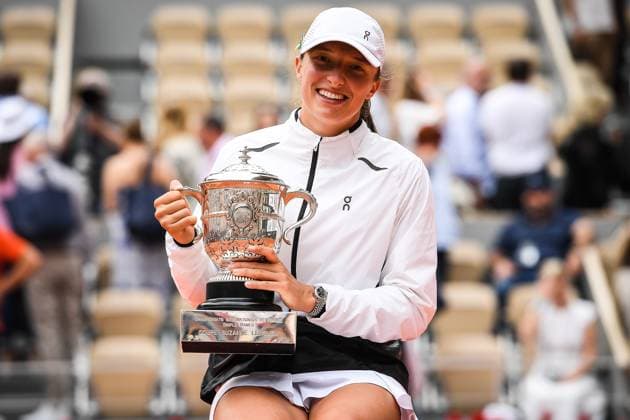June 10, 2023, Paris, France, France: Iga SWIATEK of Poland celebrates his victory with the trophy during the fourteenth day of Roland-Garros 2023, French Open 2023, Grand Slam tennis tournament at the Roland-Garros Stadium on June 10, 2023 in Paris, France. Paris France - ZUMAm308 20230610_zsp_m308_014 Copyright: xMatthieuxMirvillex