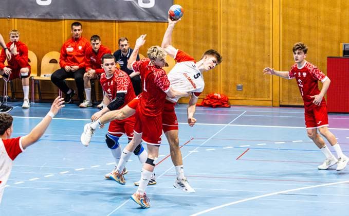 Switzerlands 5 Valentin Wolfisberg is obstructed by Polands 7 Filip Rybarczyk while finishing Kloten, Switzerland, 10 06 2023