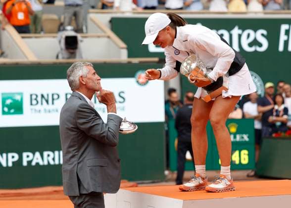Winner Iga Swiatek drops the lid from the cup, award ceremony, presentation Copyright: xJuergenxHasenkopfx