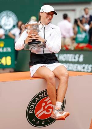 Winner Iga Swiatek with the cup, award ceremony, presentation Copyright: xJuergenxHasenkopfx
