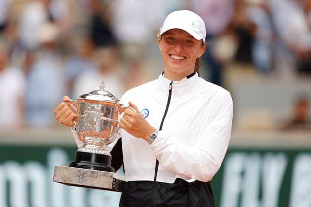 Winner Iga Swiatek with the cup, award ceremony, presentation Copyright: xJuergenxHasenkopfx