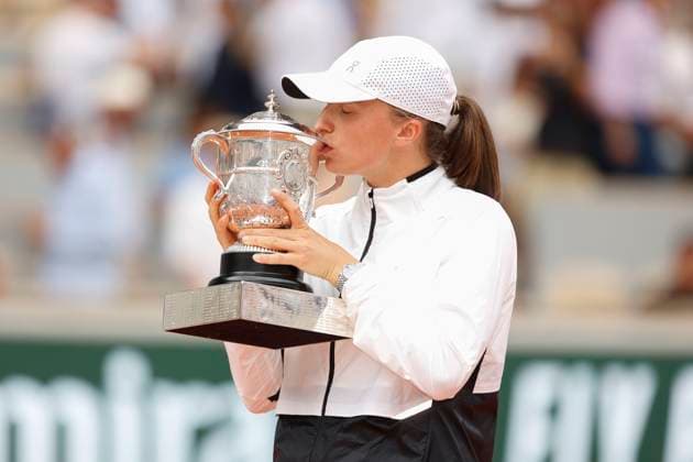 Winner Iga Swiatek with the cup, award ceremony, presentation Copyright: xJuergenxHasenkopfx